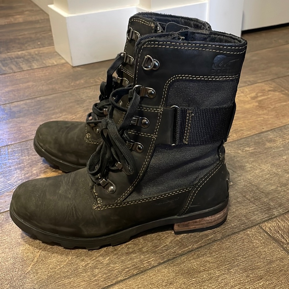 Combat-looking sorel boots. Size 6. Black with zippers on inside.